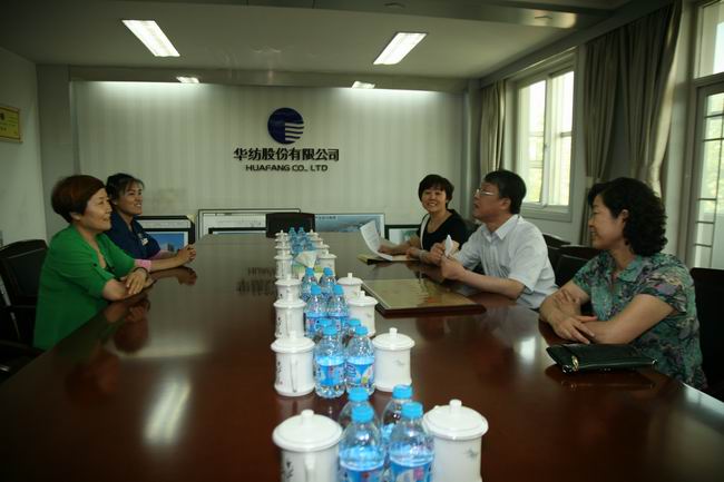 市總工會為服裝車間縫制工段代授全國獎(jiǎng)牌