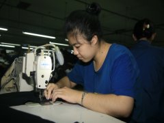 女工劉榮艷:一針一線總關(guān)情